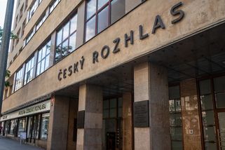 Důchodci si výrazně polepší. Od léta mohou přestat úplně platit koncesionářské poplatky